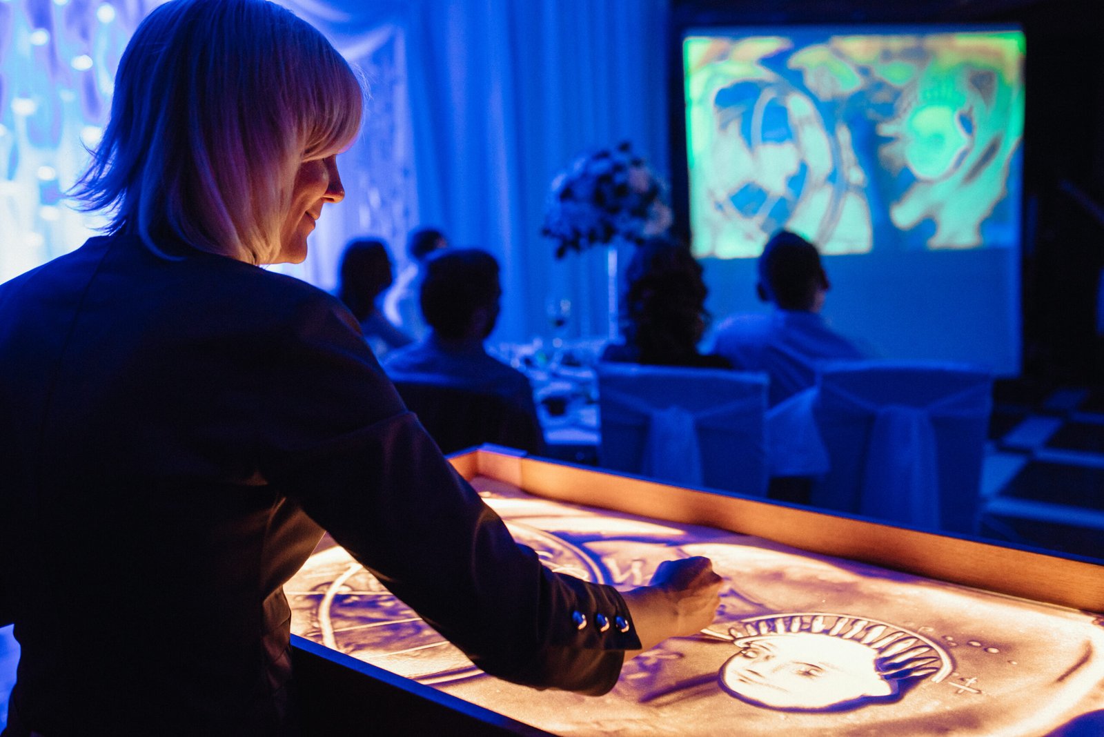 Una mujer participa en una experiencia interactiva en un evento de comunicatrik.
